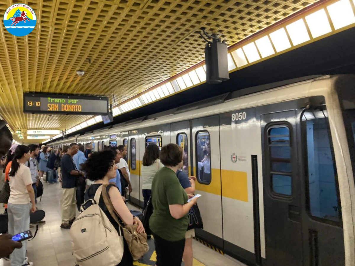 Cảnh giác móc túi ở khu vực đông người