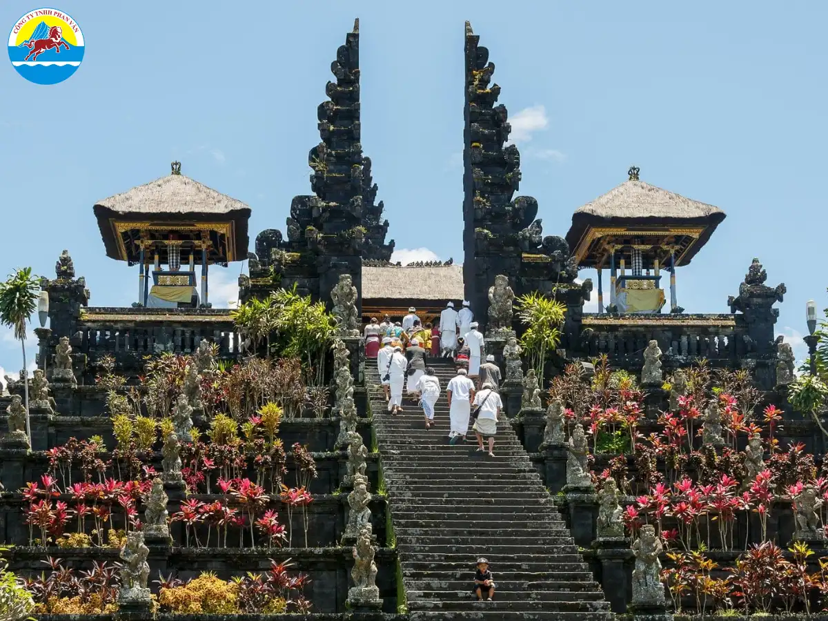 Nên mặc trang phục lịch sự, kín đáo khi ghé thăm nhà thờ hoặc các địa điểm tôn giáo khác