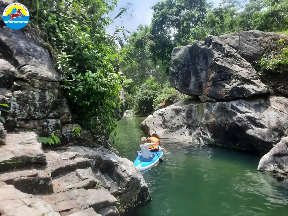Suối Đá Cổng