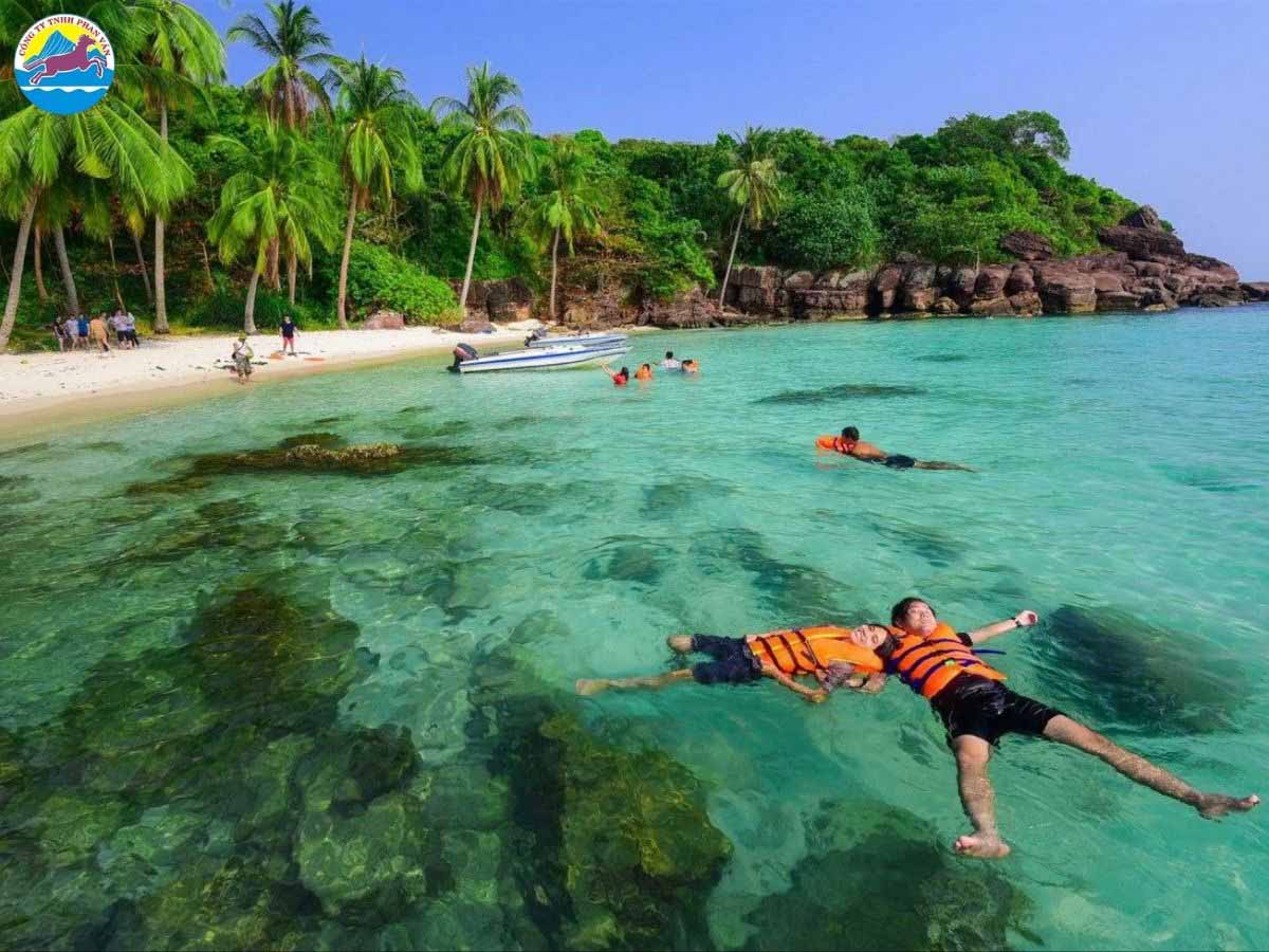 Bãi Khem nổi tiếng bởi nước biển trong xanh và rặng dừa xanh mướt