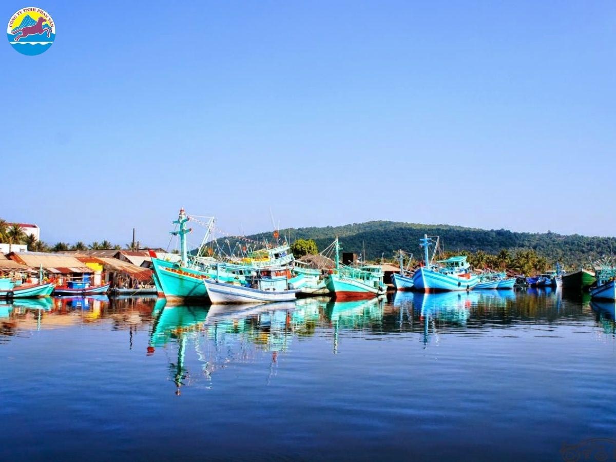 Làng chài hoang sơ đẹp hút hồn ở Phú Quốc