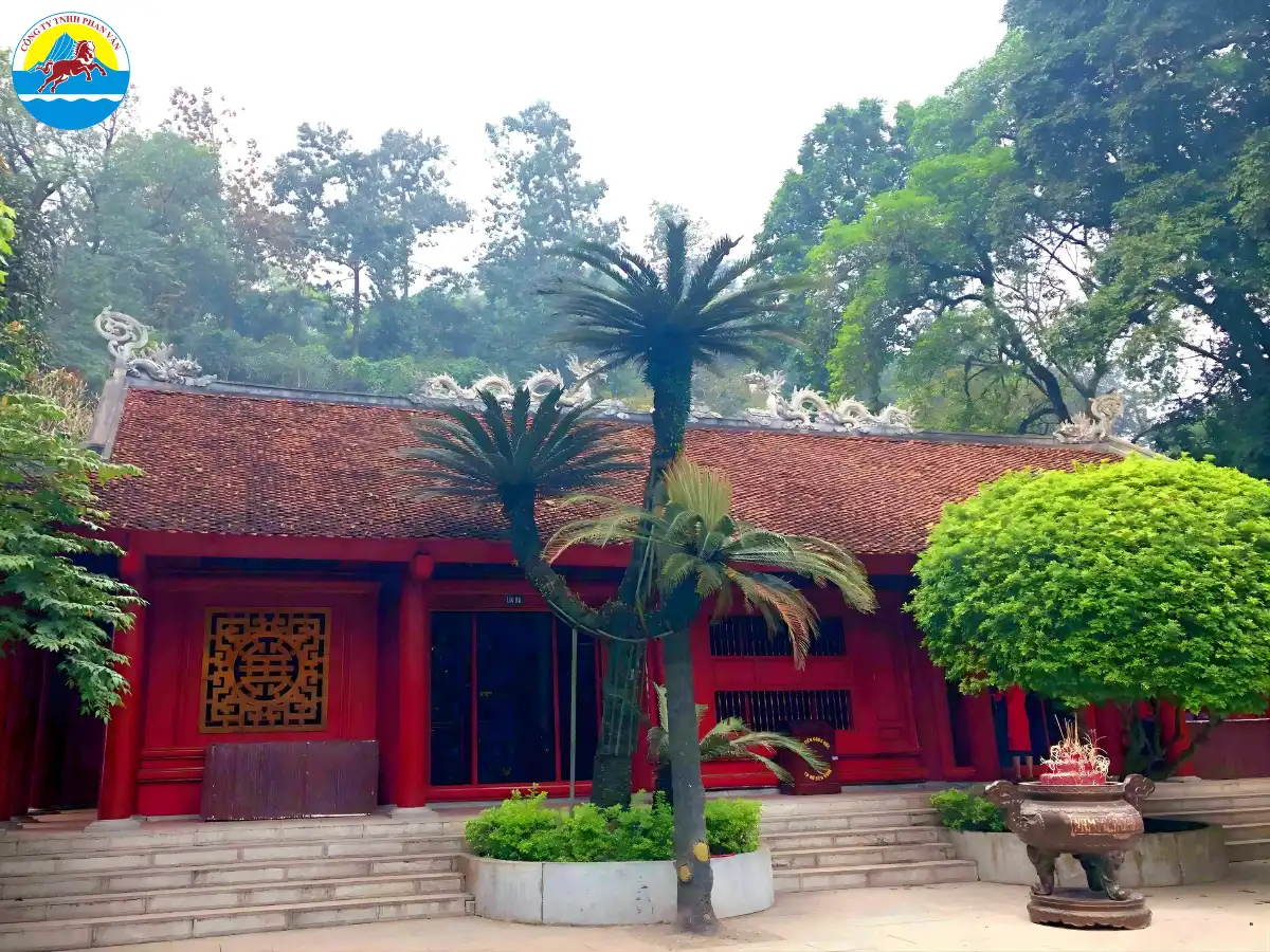 Dâng hương từ Đền Hạ