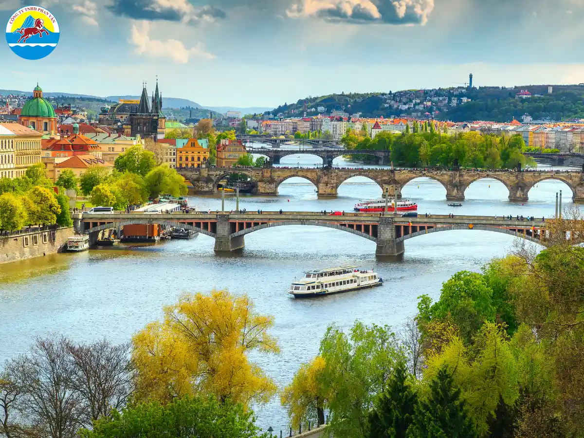 Mùa hè là mùa cao điểm du lịch Praha Séc