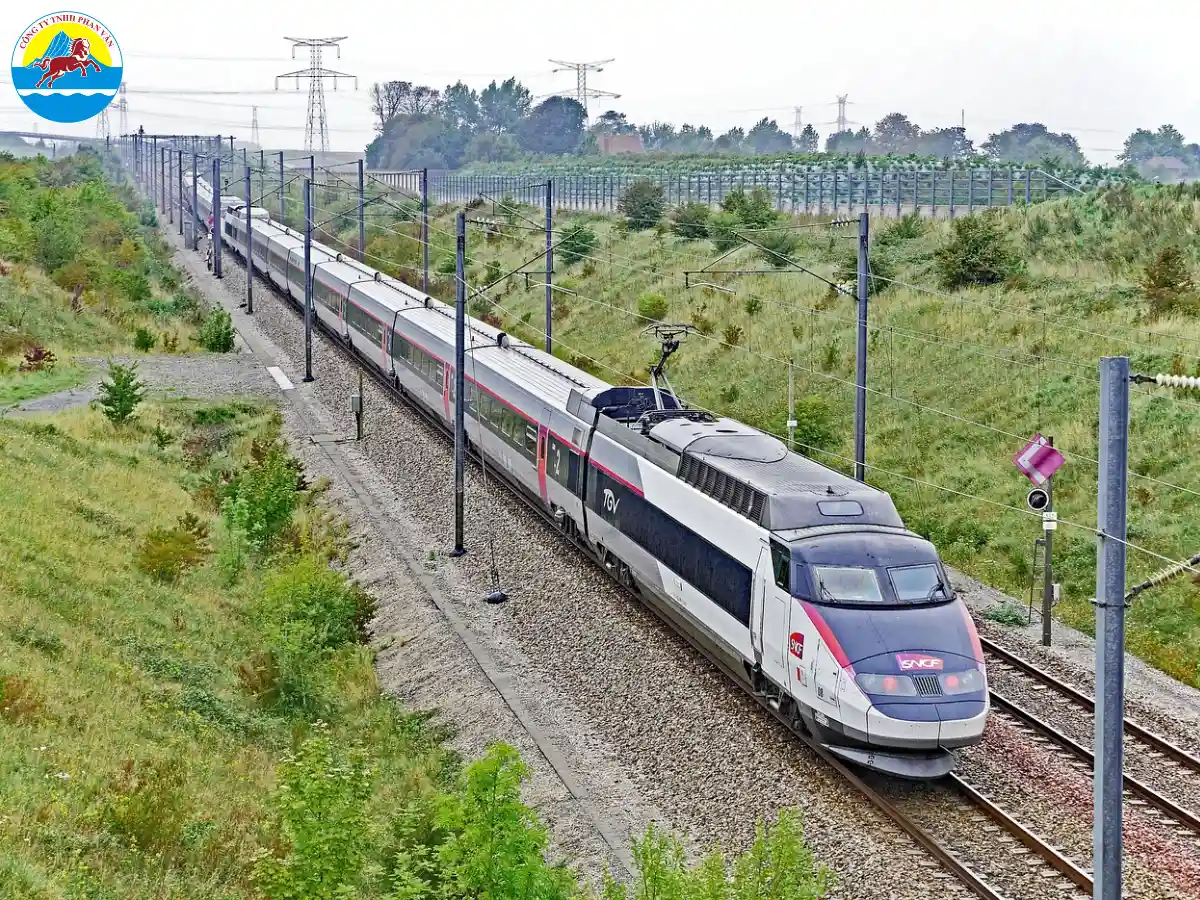 Du khách có thể đi tàu TGV (Tàu cao tốc) từ Paris đến Provence