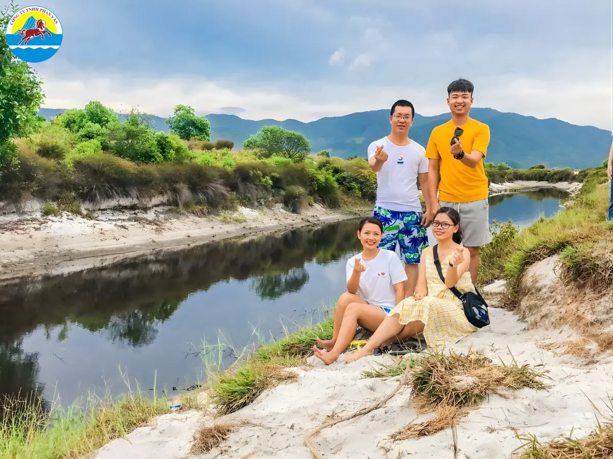Dòng sông Đôi Bờ Cát Trắng