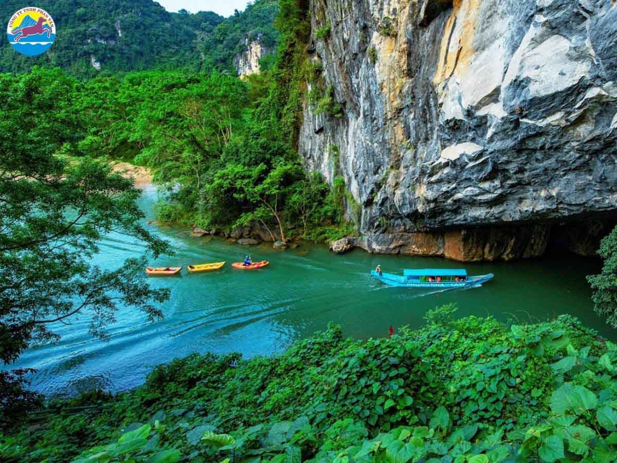 Động Phong Nha - Kẻ Bàng trở nên xanh mướt vào tháng 11