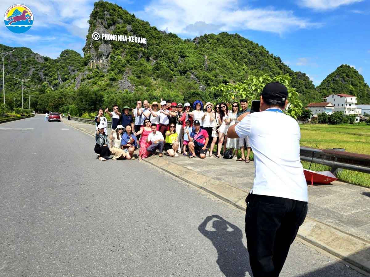 Hướng dẫn viên của Phan Văn Travel giúp du khách check in tại Phong Nha - Kẻ Bàng