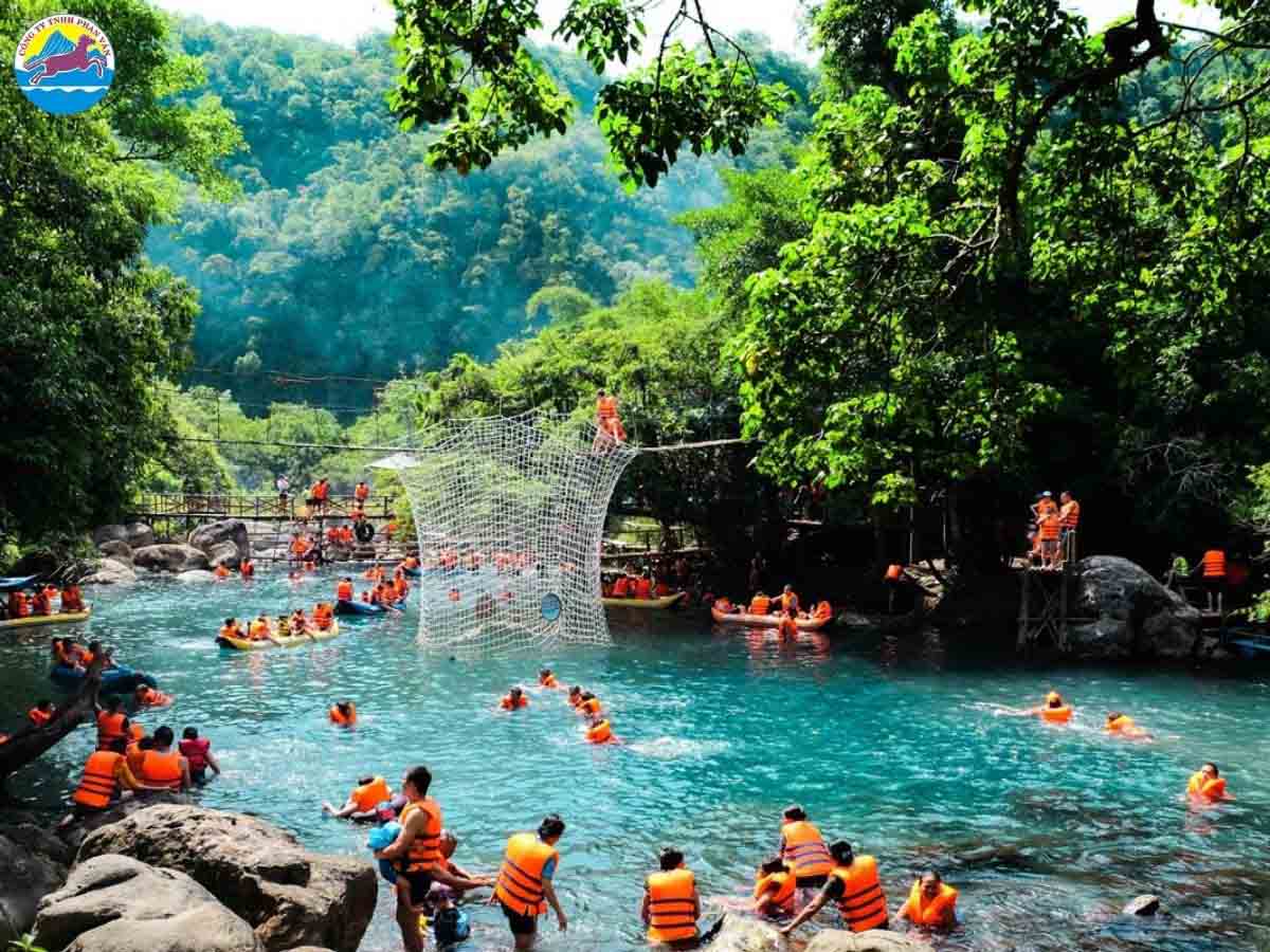 Tắm và zipline tại suối Nước Moọc