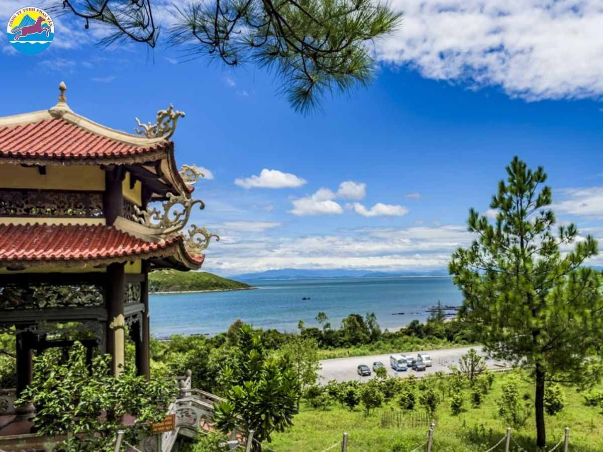 Khởi hành đến Vũng Chùa - Đảo Yến