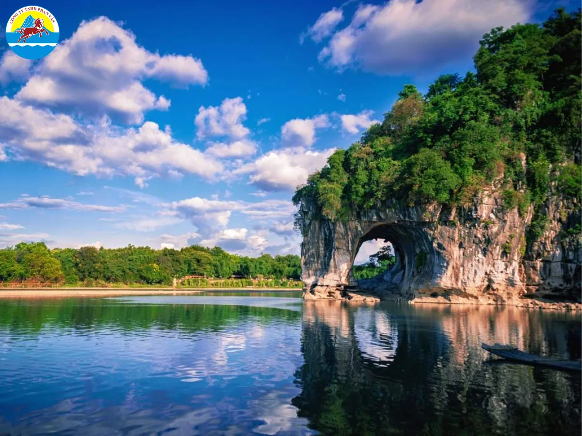 Núi Vòi Voi bên sông Li với hình dáng như con voi khổng lồ