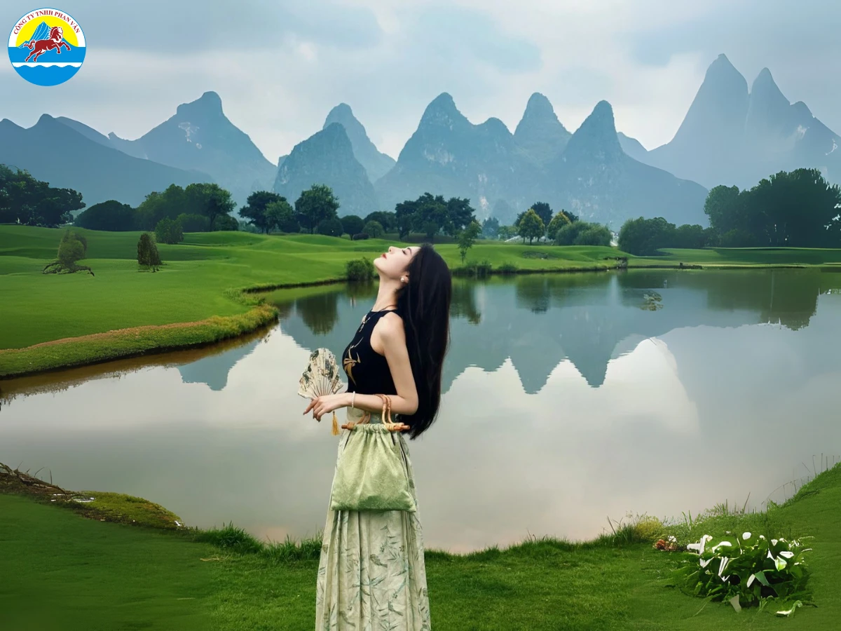 Sông Li Giang ở Quế Lâm với nước trong xanh chảy giữa núi đá vôi