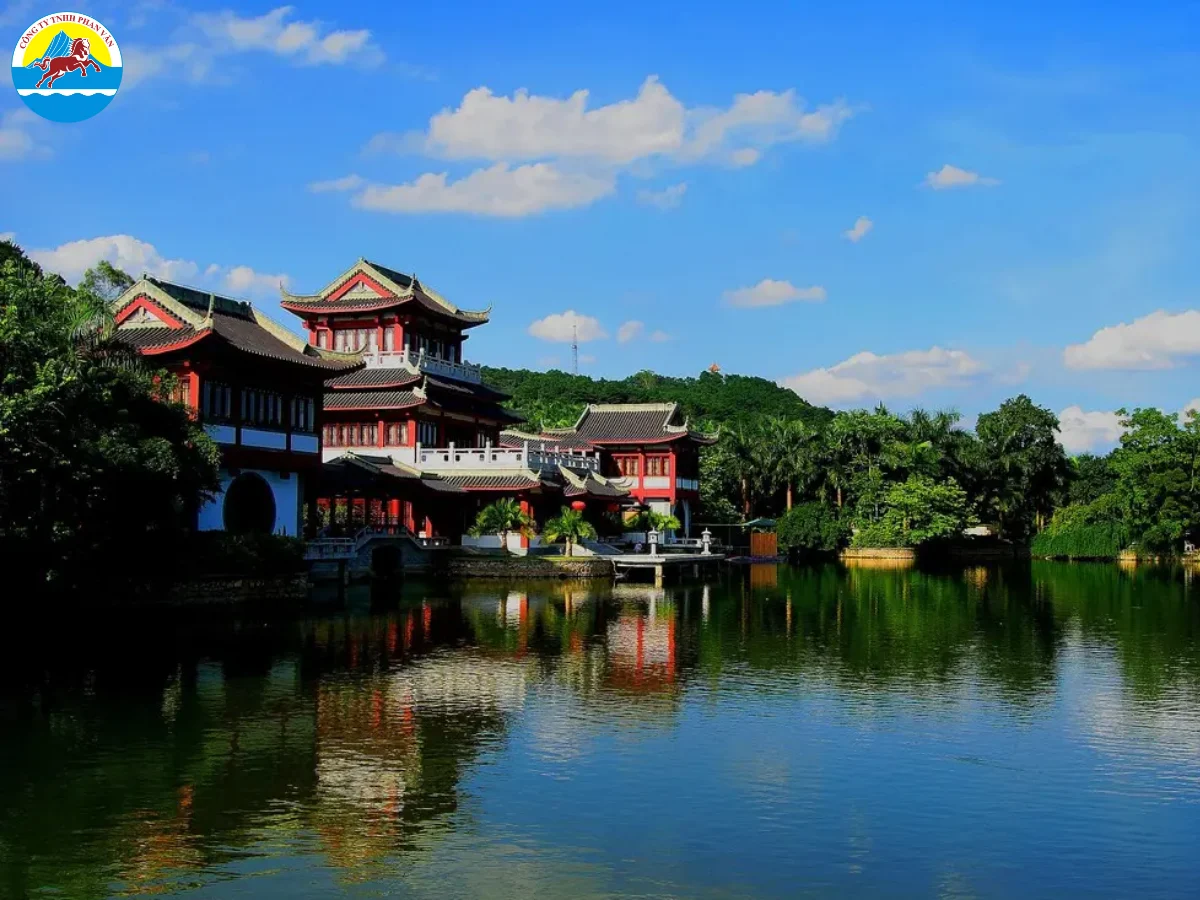 Công viên Thanh Tú Sơn tại Nam Ninh với đồi núi, rừng cây, hồ nước và chùa chiền