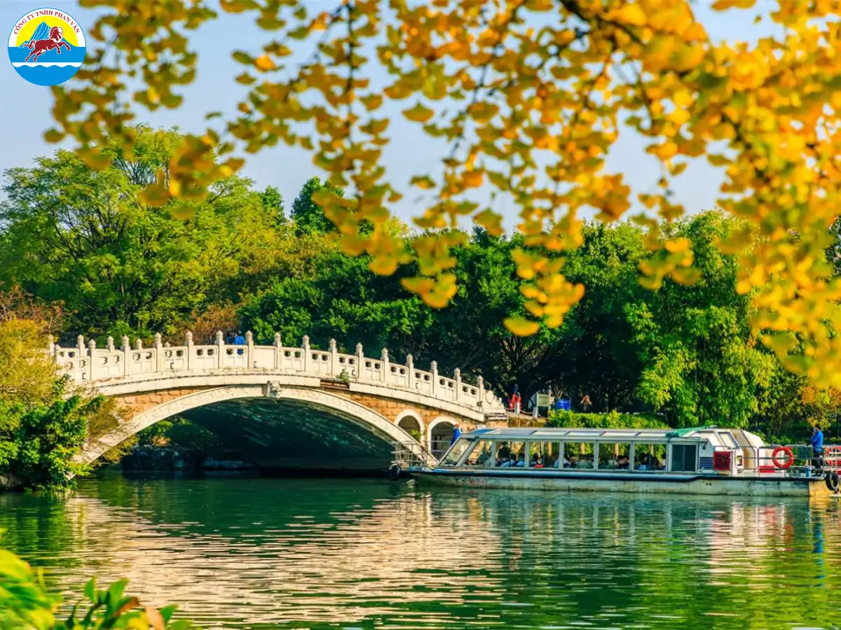 Hai Sông Bốn Hồ