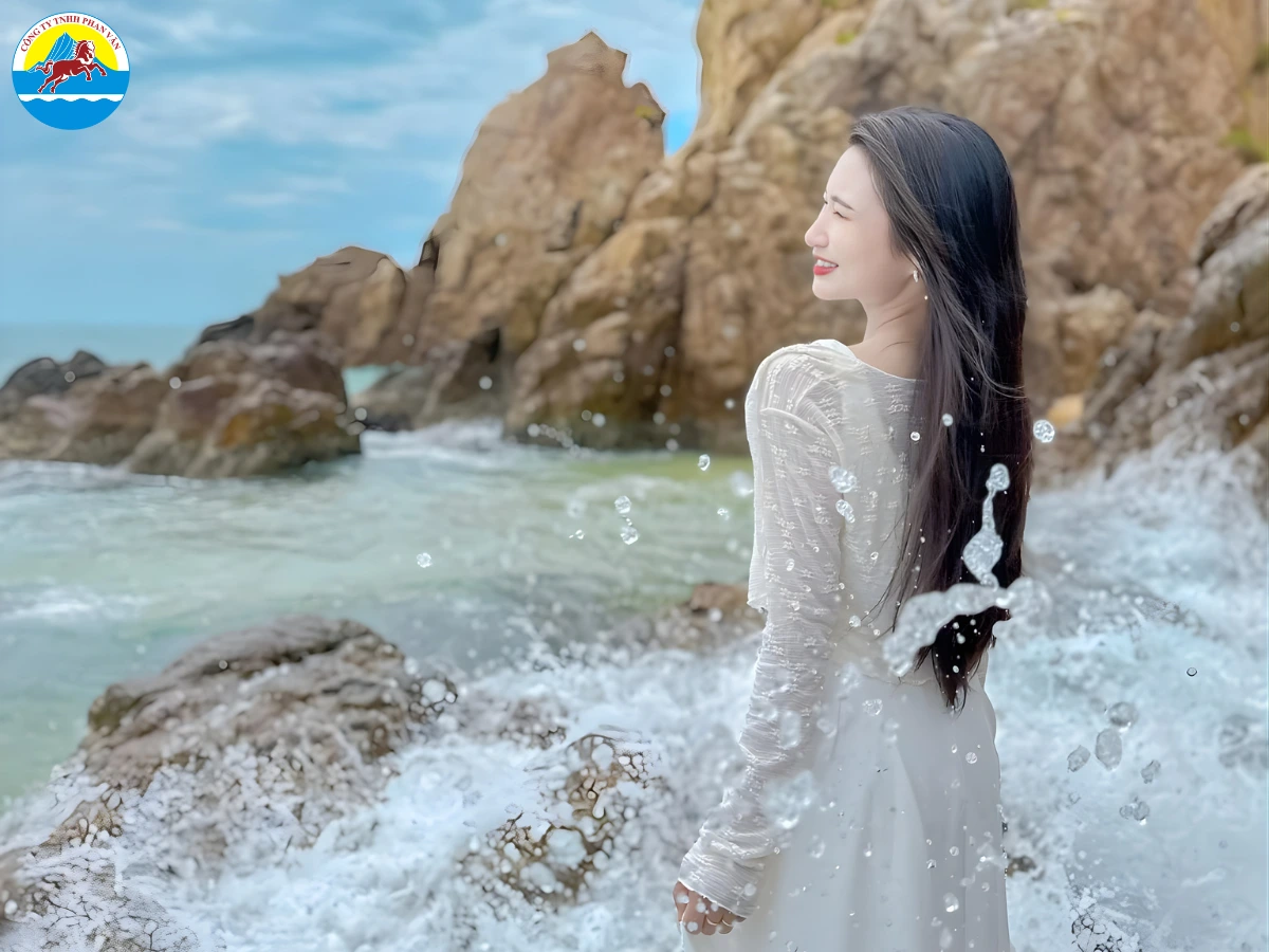 Ngắm sóng bạc đầu tại vách đá