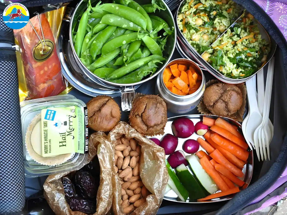 Đồ ăn nhẹ và nước uống hoàn toàn được phép mang vào