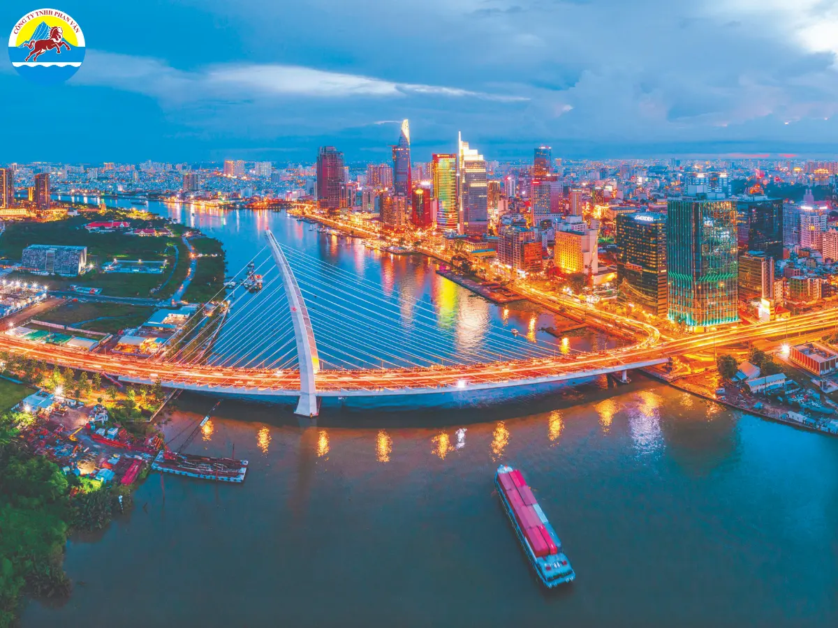 Hoàng hôn nhìn từ bến Bạch Đằng, phía sau là cầu Ba Son và skyline Sài Gòn