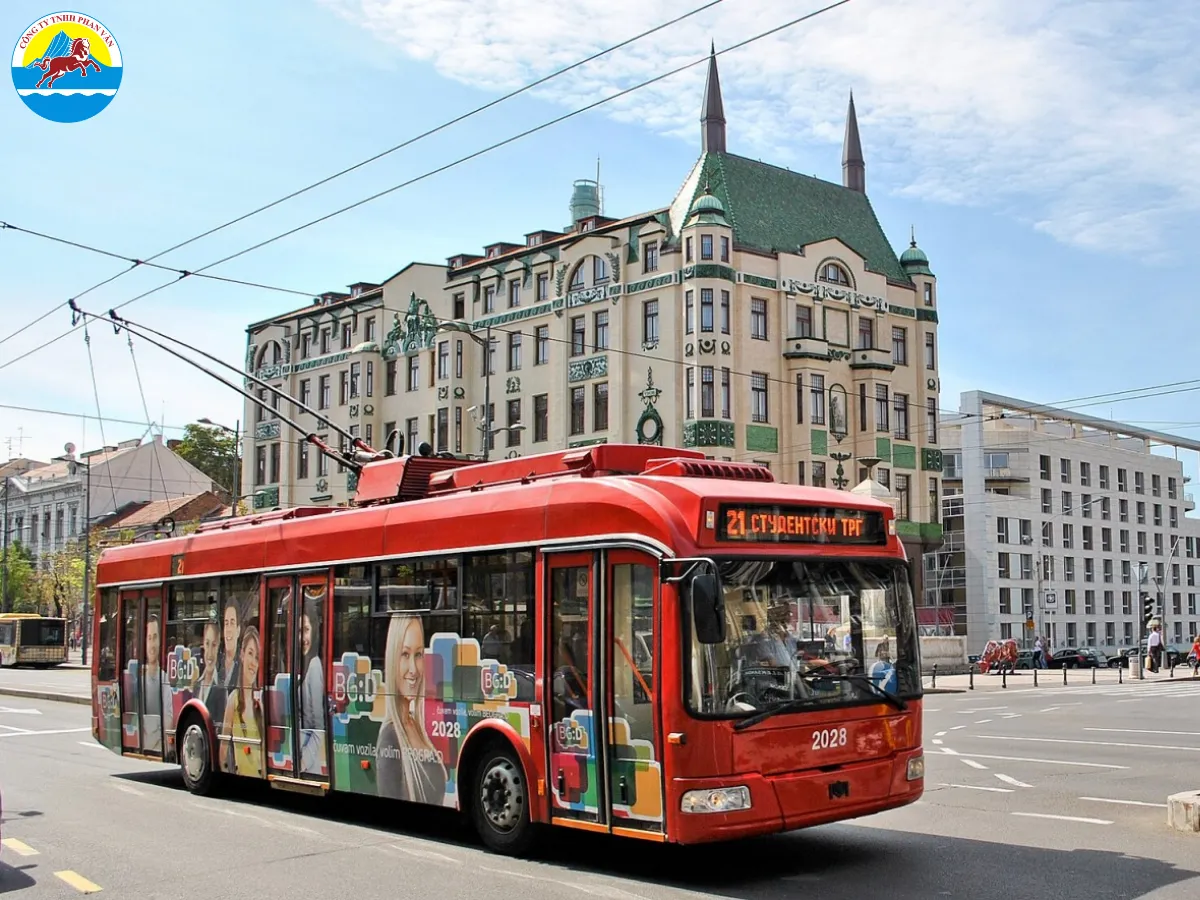 Vé xe bus hoặc tram trong thành phố khá tiết kiệm