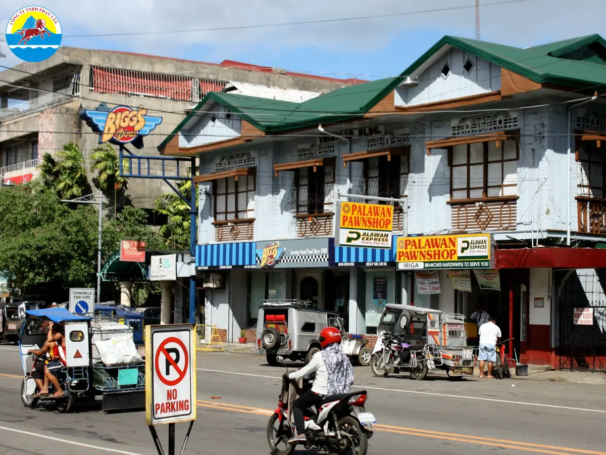 Du khách nên đổi tiền mặt tại Palawan Express ở General Luna để có tỷ giá tốt hơn