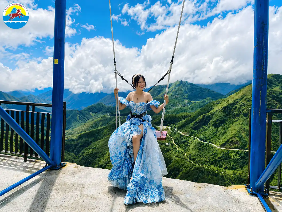 Cổng trời và khu vực Tả Ngảo