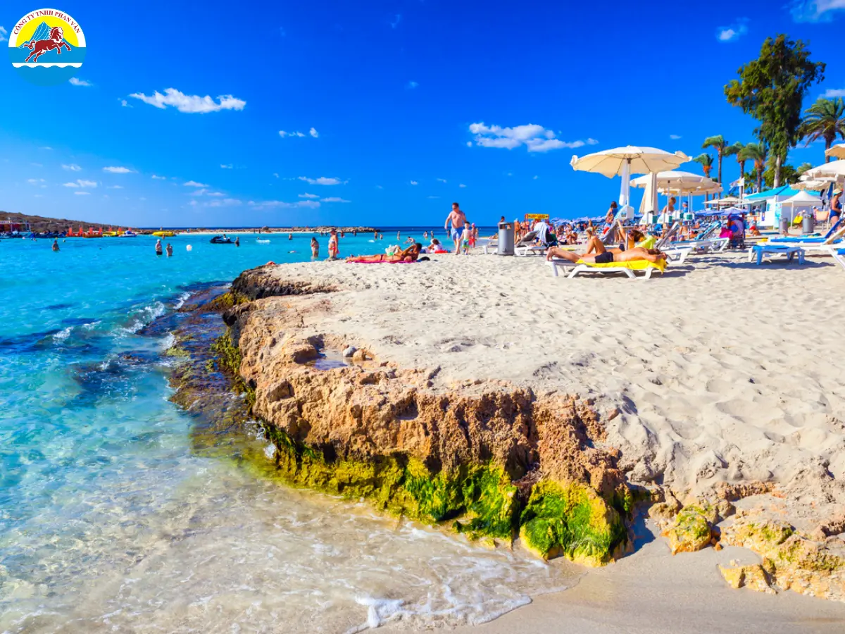 Mùa hè (tháng 6 đến tháng 9) là lúc Síp đông khách nhất