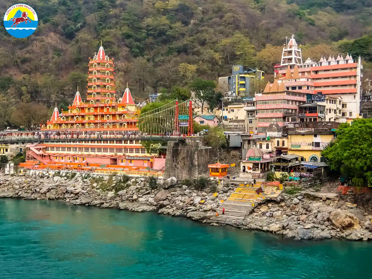 Rishikesh nằm ở thượng nguồn sông Hằng