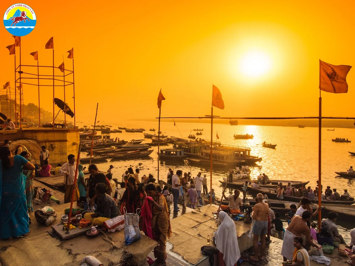 Đón bình minh trên sông Hằng Ấn Độ