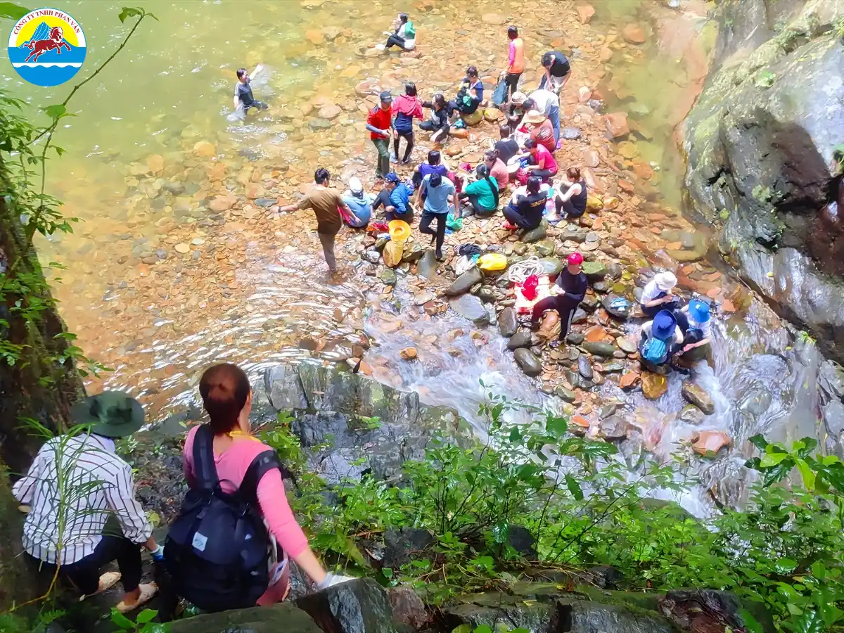 Trekking xuyên rừng