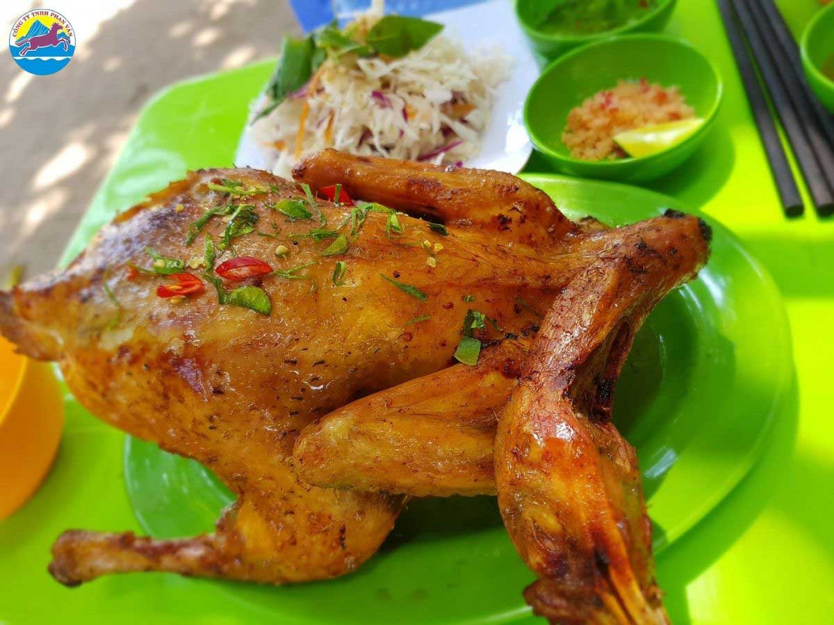 Thưởng thức gà đồi nướng mật ong ở Tam Đảo