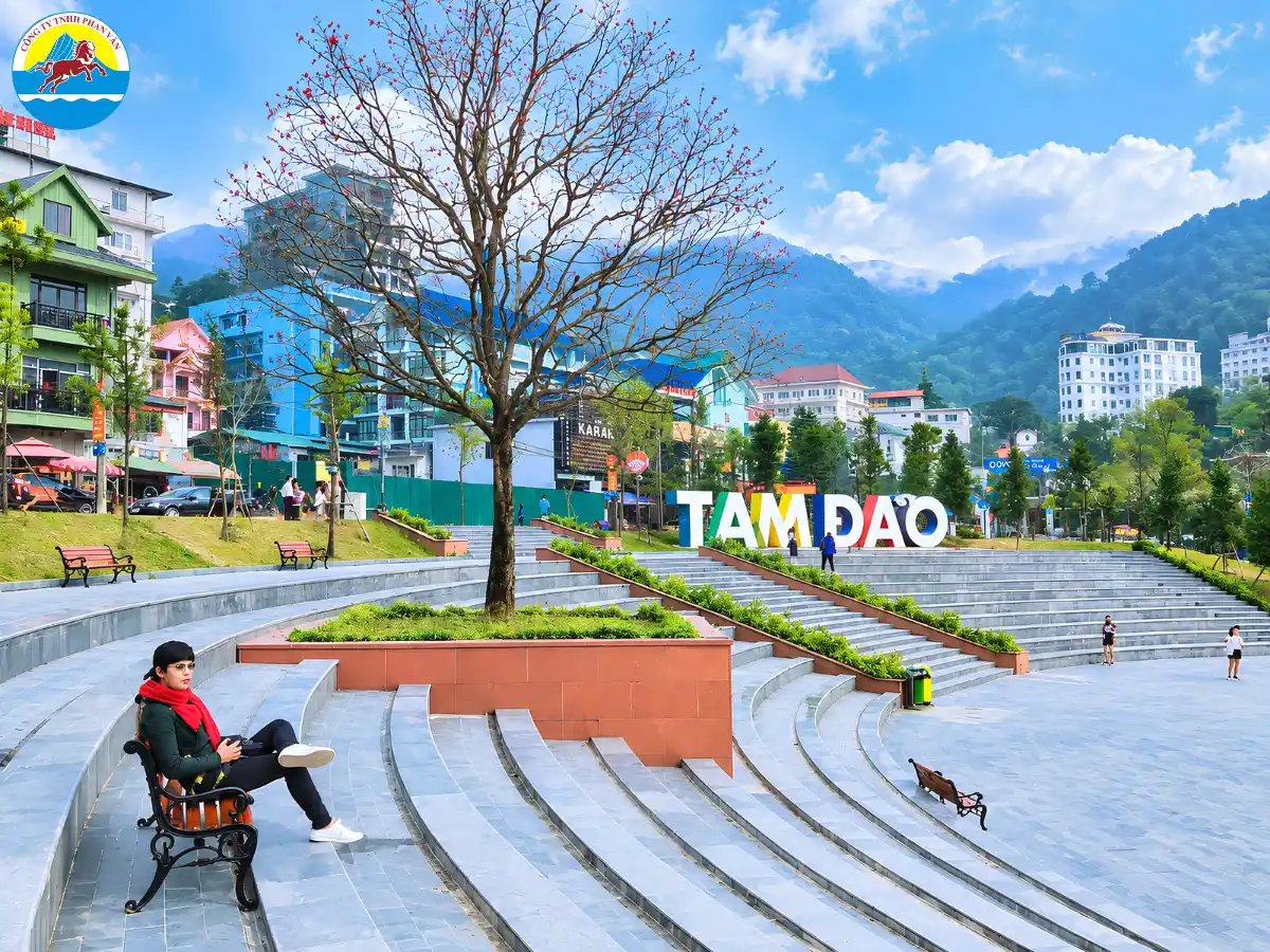 Du khách check in trong tour Tam Đảo tháng 11