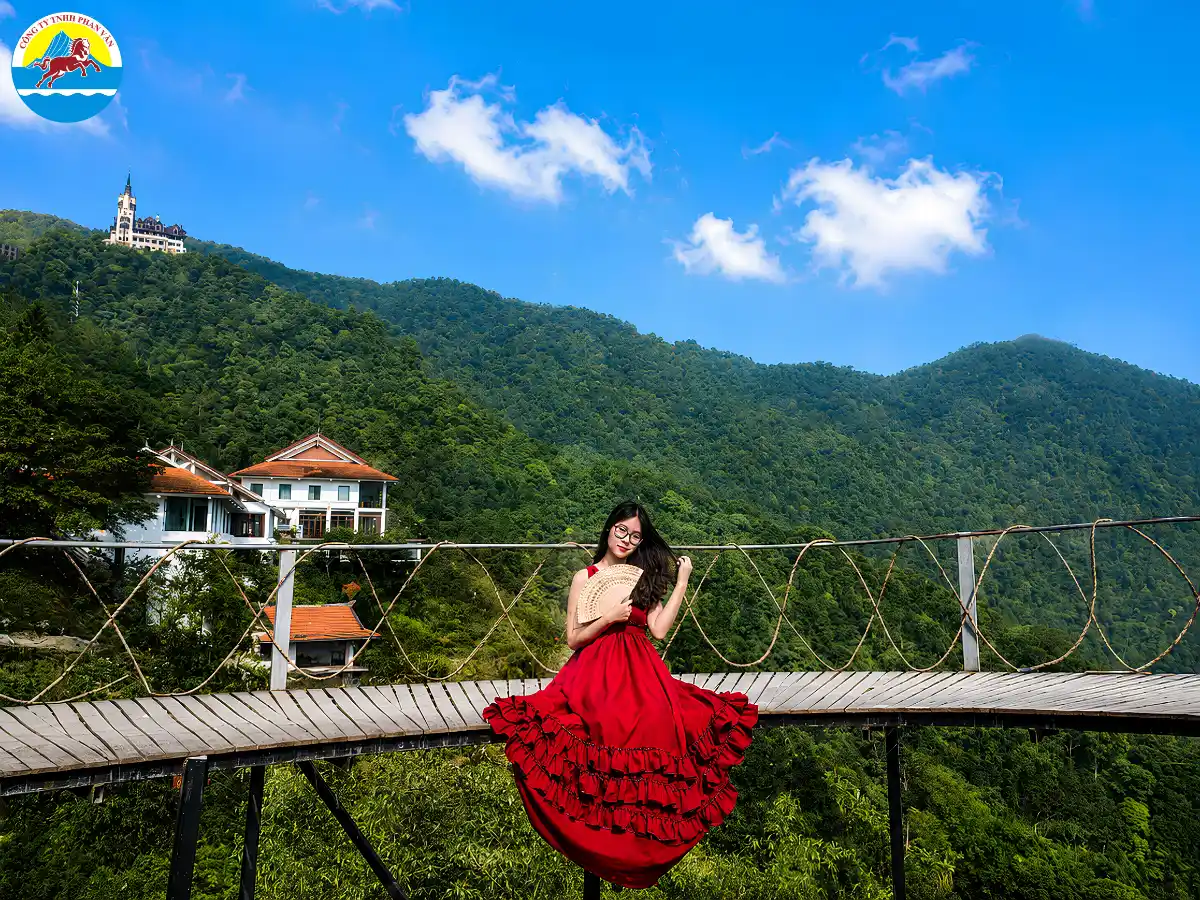 Du khách chụp hình tại thung lũng Tam Đảo