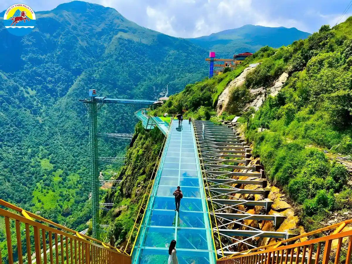 Cầu kính rồng mây, đèo Ô Quy Hồ