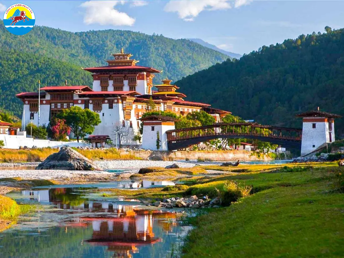 Mùa xuân phù hợp với du khách muốn kết hợp hành trình tâm linh và thiên nhiên