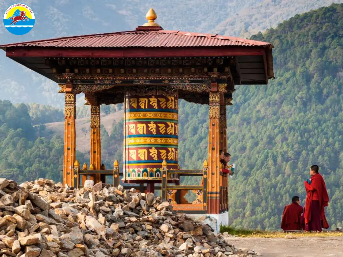 Phật giáo Kim cương thừa (Drukpa Kagyu) đã trở thành quốc giáo và định hình toàn bộ bản sắc của Bhutan