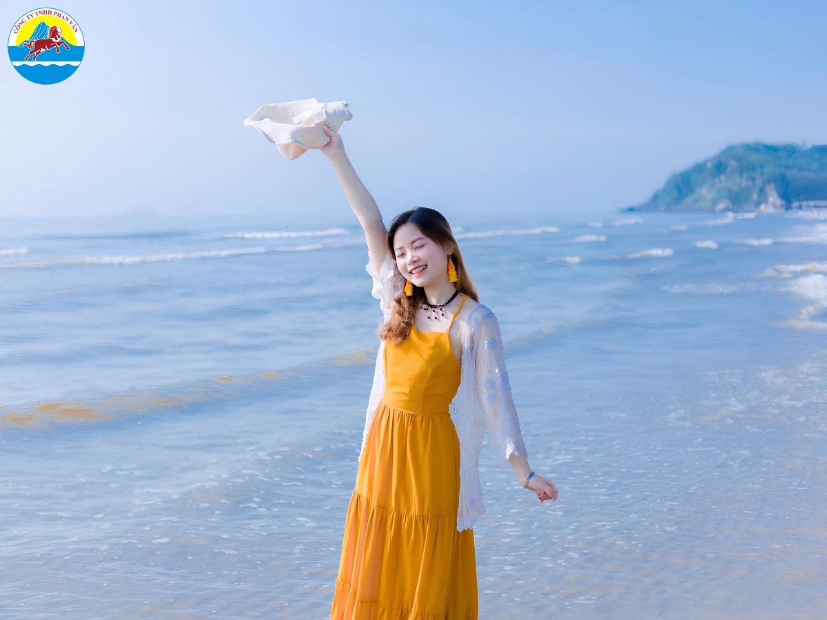 Du khách vui chơi tại bãi biển Tam Thanh