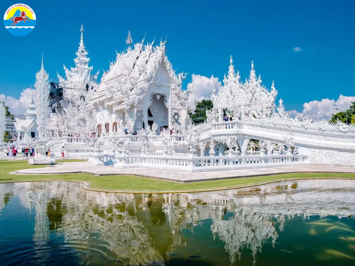 Khi tham quan chùa chiền, bắt buộc mặc áo có tay, quần dài che kín đầu gối