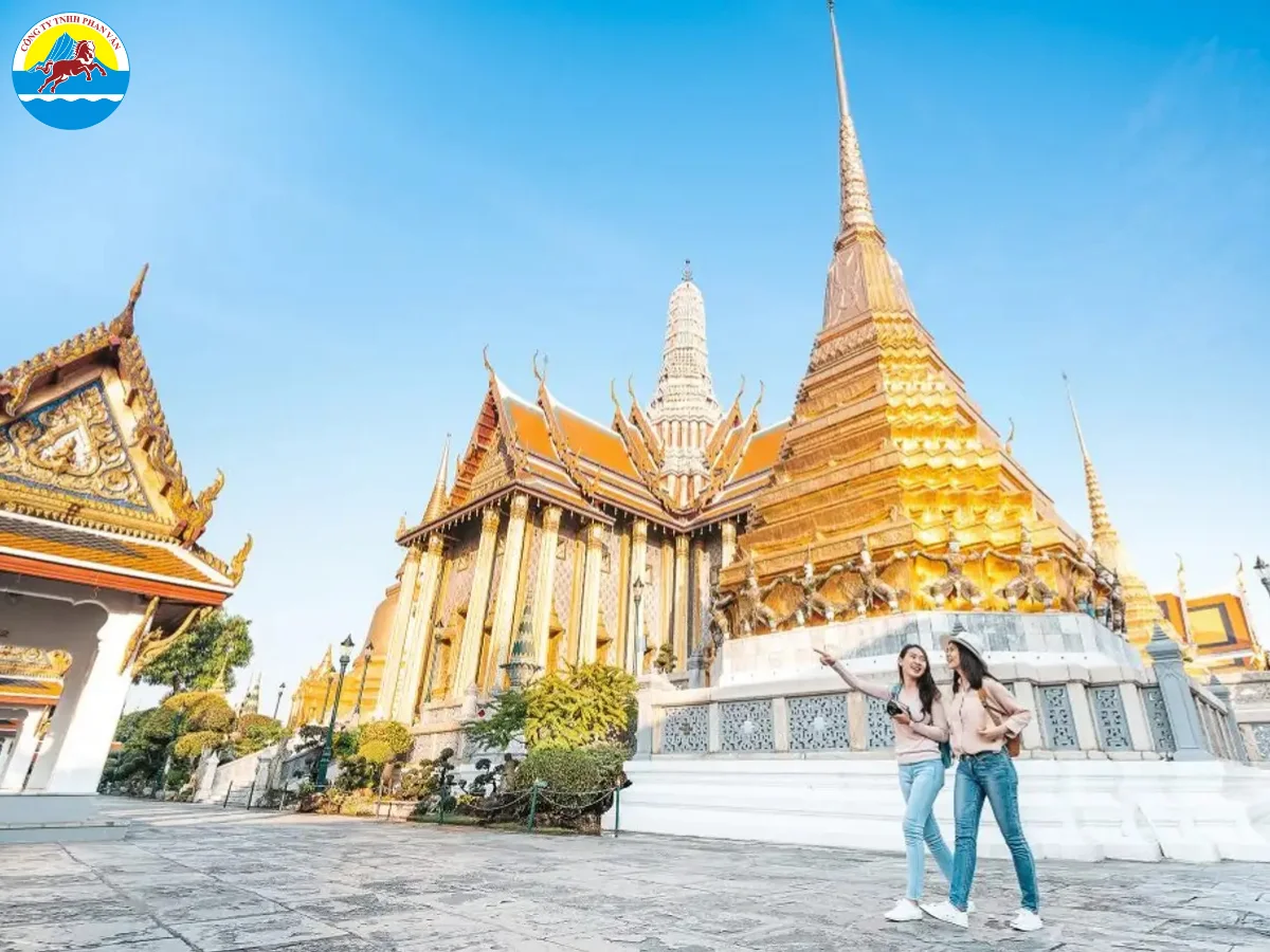 Khi tham quan chùa chiền, cung điện, bạn cần mặc trang phục lịch sự