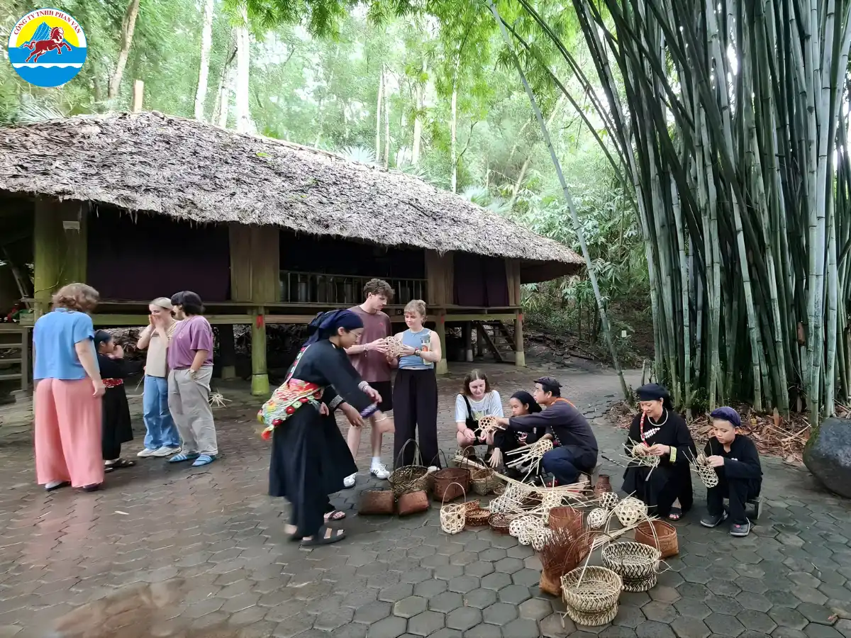 Buổi chiều dành để dạo quanh làng người Tày