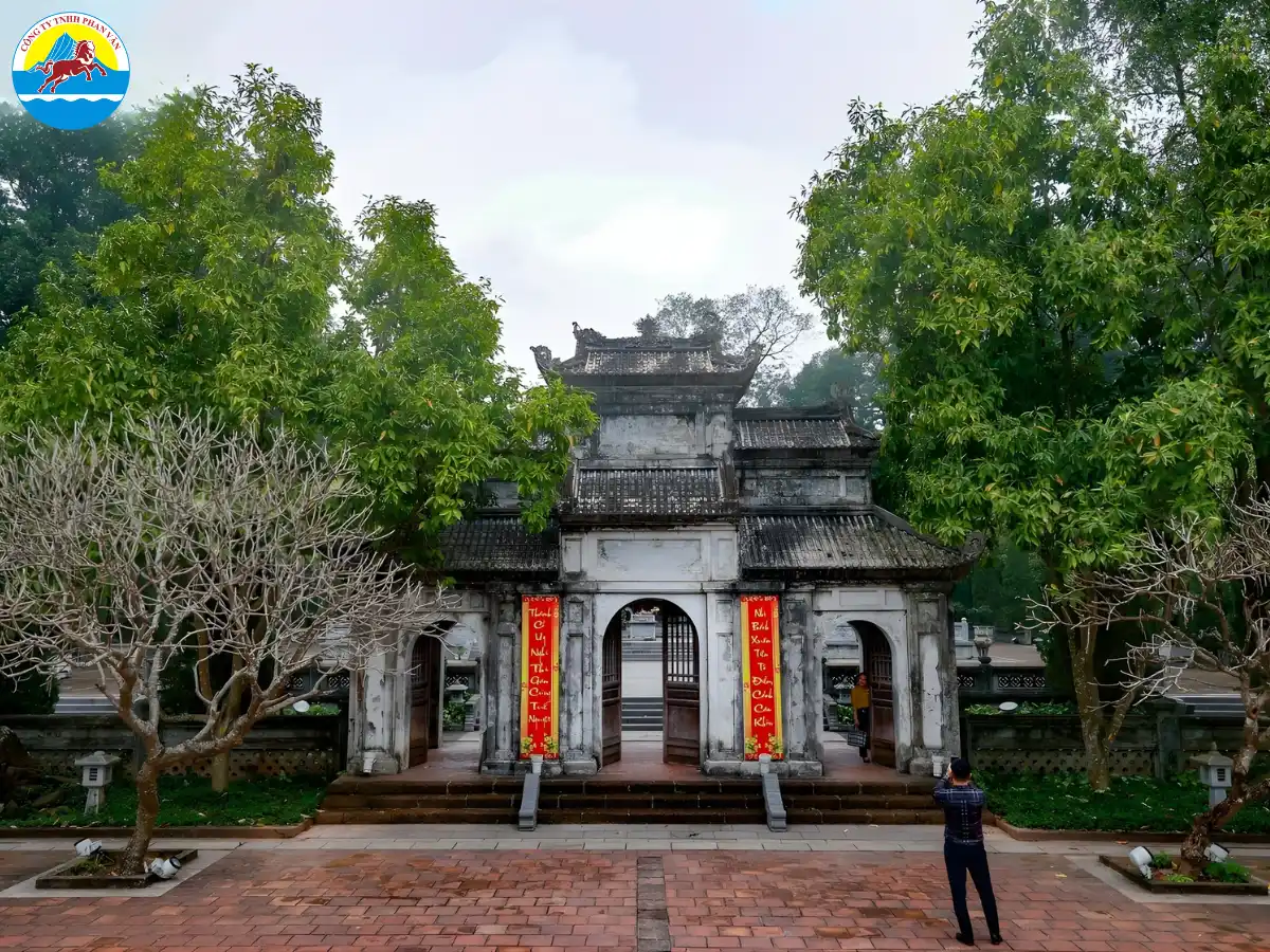 Đền thờ Đức ông Hoàng Cần