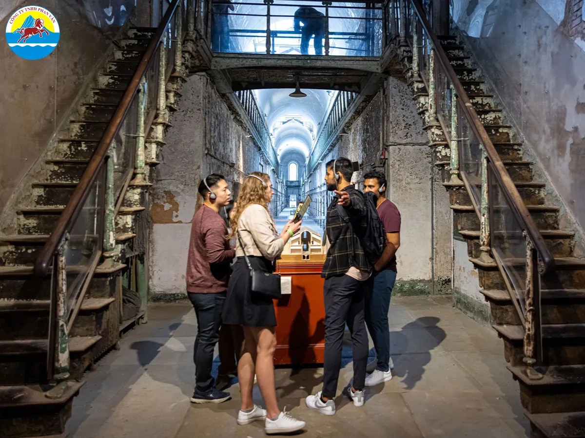 Nhà tù bang phía Đông