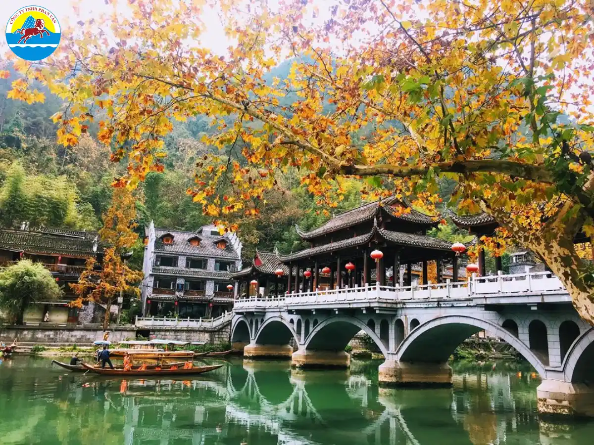 Phượng Hoàng Cổ Trấn