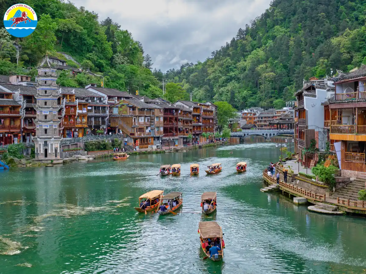 Sông Đà Giang nước dâng đầy thích hợp cho trải nghiệm chèo thuyền