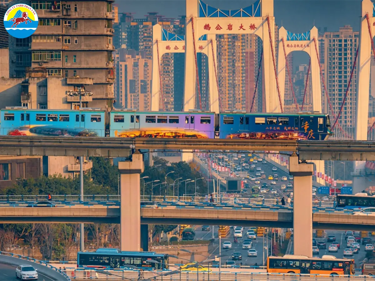 Hệ thống vận tải hiện đại kết nối các đô thị chính, được đánh giá cao về tốc độ và độ thuận tiện