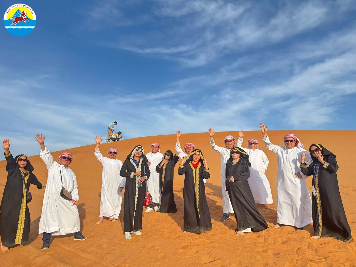 Dubai mang đậm văn hóa Hồi giáo nên mọi hành vi và trang phục đều phải tôn trọng truyền thống