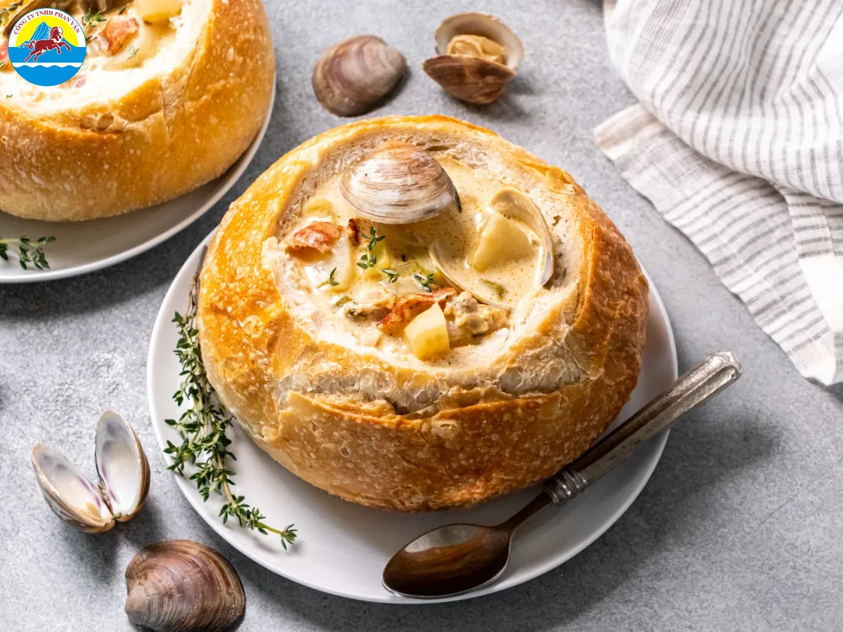 Thưởng thức súp nghêu trong ổ bánh mì chua