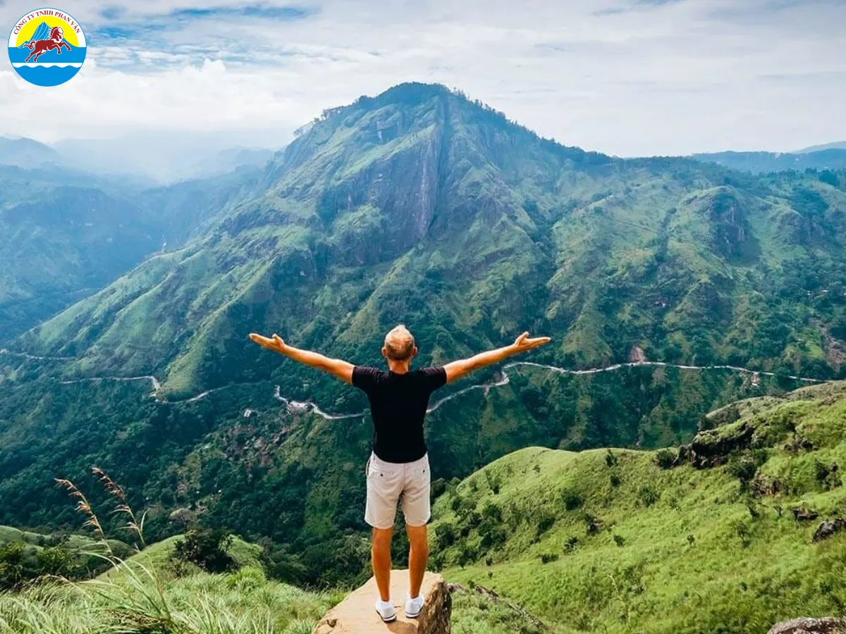 Đỉnh Adam's Peak (Sri Pada) cao 2.243m