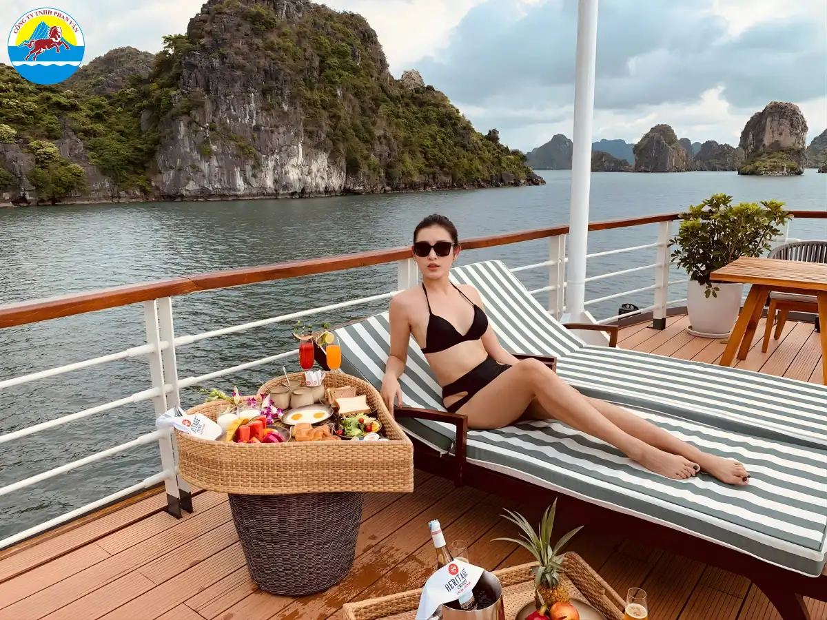 Đi tàu thăm vịnh Hạ Long