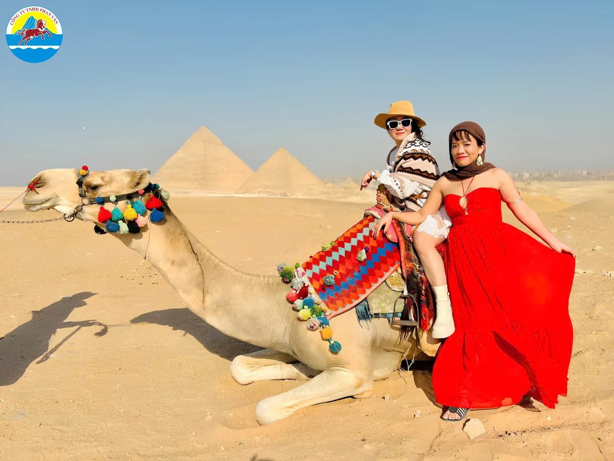 Đoàn khách cưỡi lạc đà giữa sa mạc Sahara trong lịch trình 10 ngày