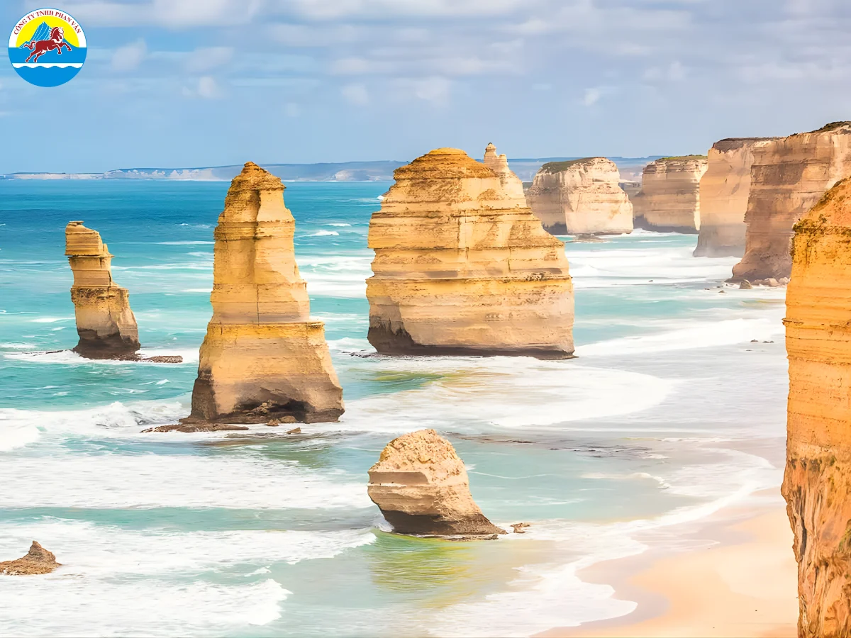 Những khối đá vôi khổng lồ trồi lên giữa biển