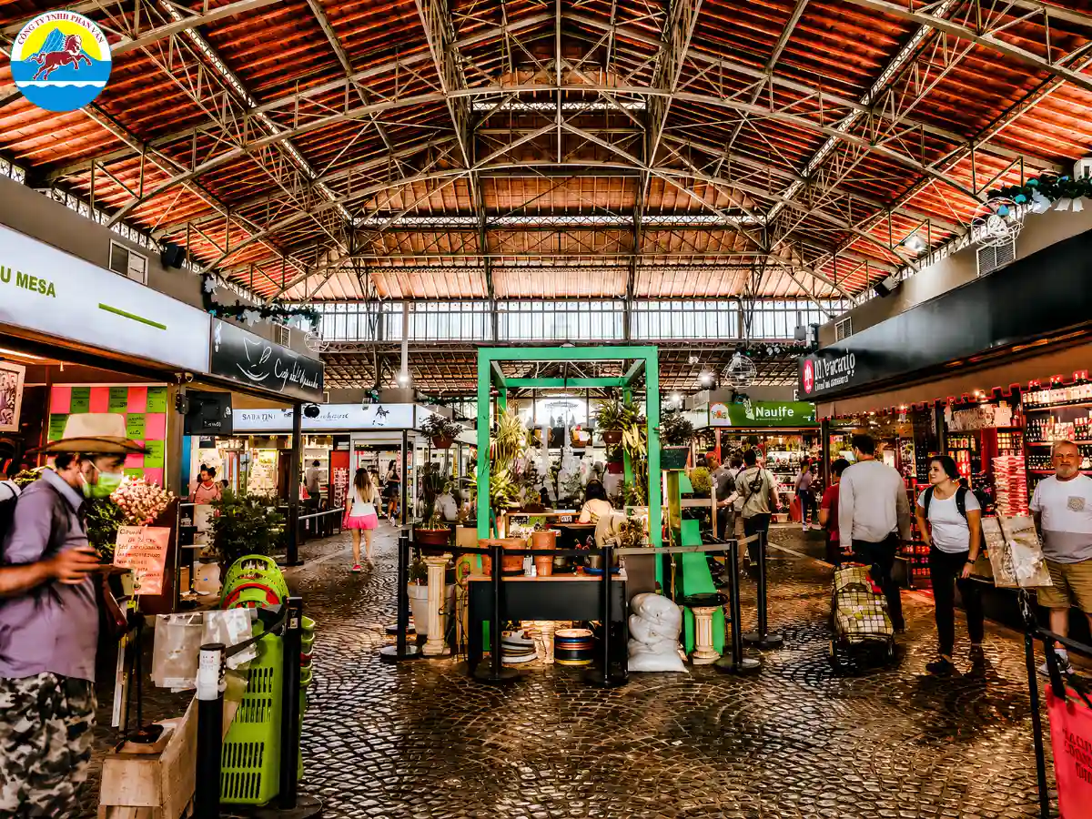 Mua đồ tại chợ cổ