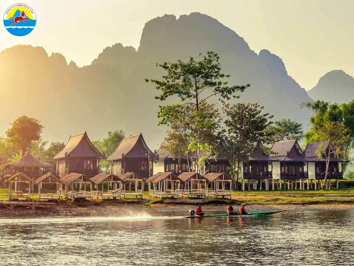 Vang Vieng nổi bật như một thung lũng du lịch xanh mát nằm bên dòng Nậm Song hiền hòa
